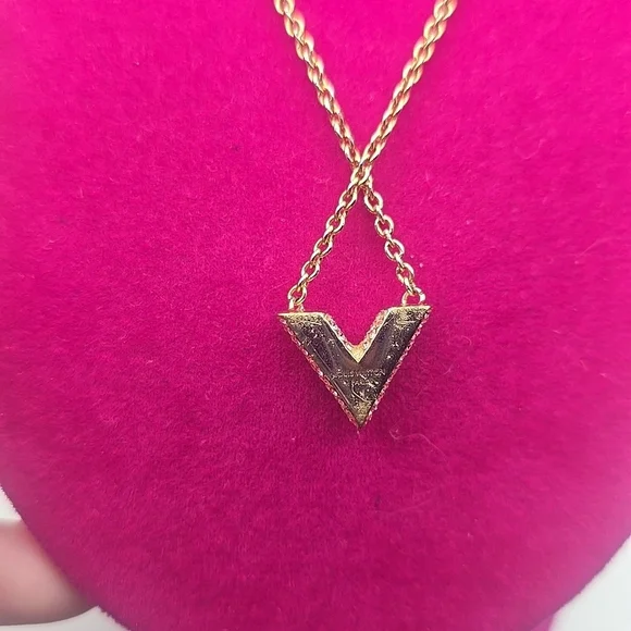 Louis Vuitton Essentiel V Gold Tone Pink Rhinestone Necklace (VERY GOOD)COA✨️💖✨ - Picture 5 of 11